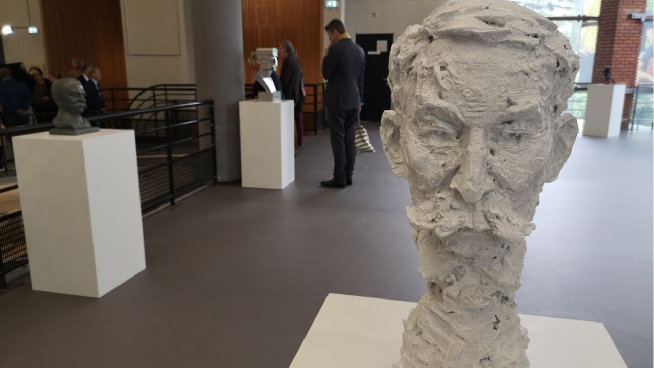 Une exposition de statues de Coubertin pour les Jeux olympiques ouvre à Paris